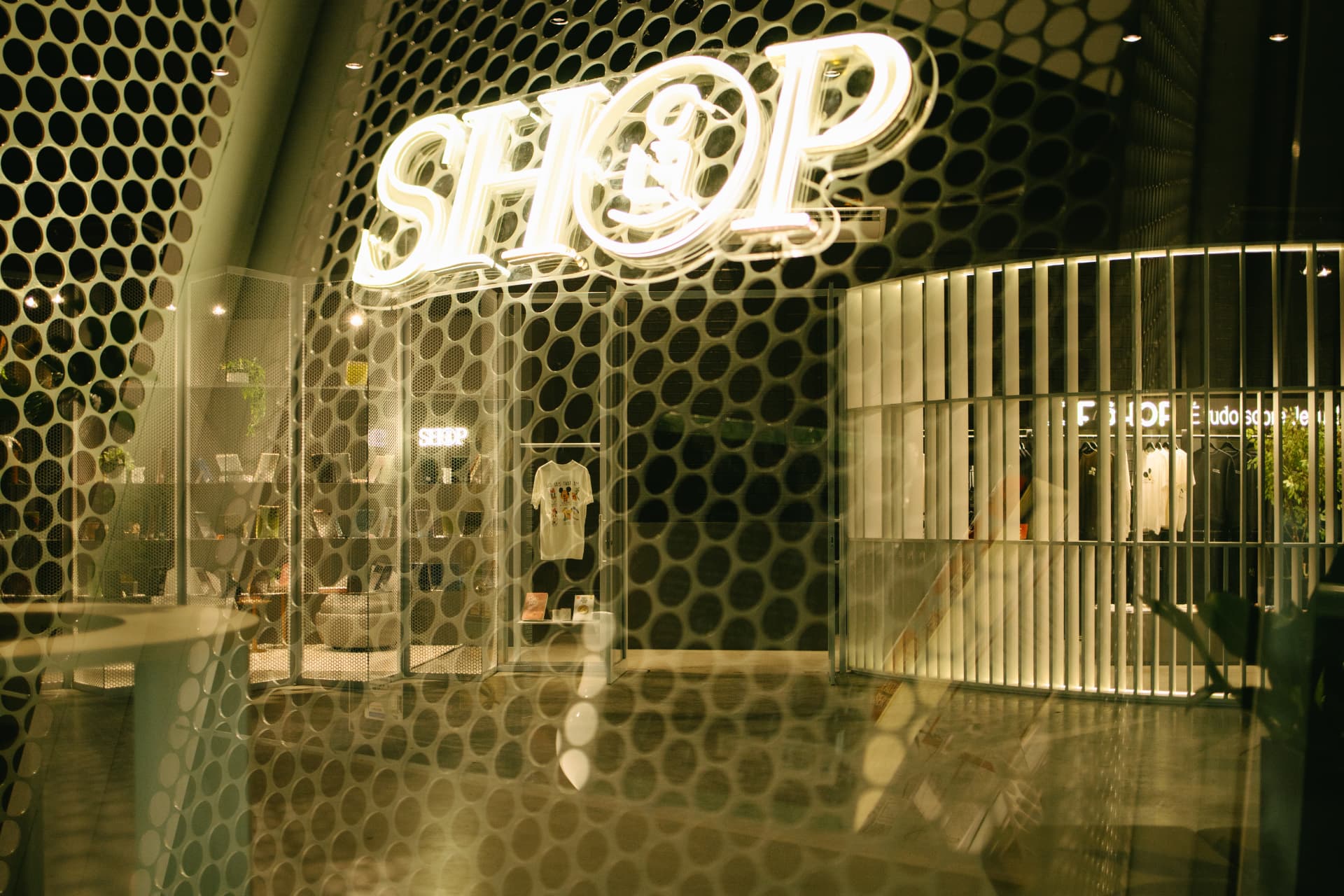 Fachada da loja física da LGF Shop com letreiro neon SHOP